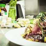 Rosa gebratene Lammkrone mit Apfel-Senfkruste auf Kartoffel-Mostrisotto