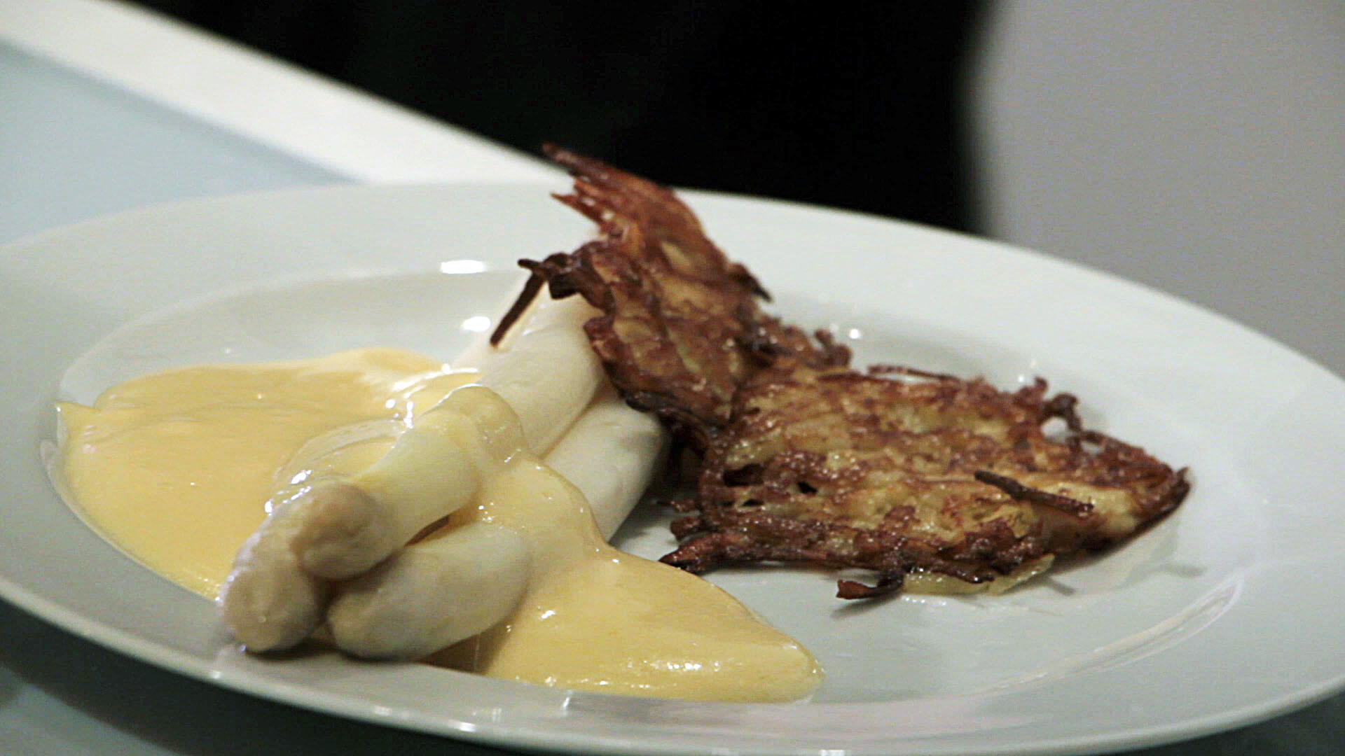 Rosa gebratenes Kalbsrückensteak an weißem Spargel mit Sauce ...