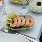 Warm marinierter Spargelsalat mit gebratenen Scampi