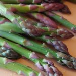 Rosa gebratenes Kalbsrückensteak an weißem Spargel mit Sauce Hollandaise und Reiberdatschi