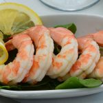 Warm marinierter Spargelsalat mit gebratenen Scampi