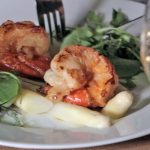 Warm marinierter Spargelsalat mit gebratenen Scampi