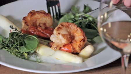 Warm marinierter Spargelsalat mit gebratenen Scampi