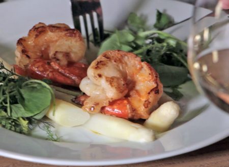 Warm marinierter Spargelsalat mit gebratenen Scampi