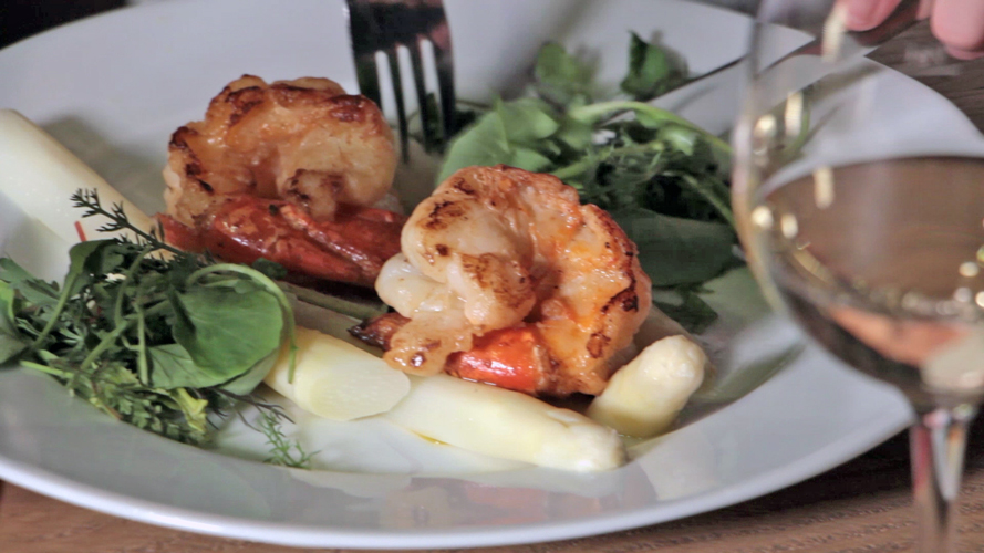 Warm marinierter Spargelsalat mit gebratenen Scampi