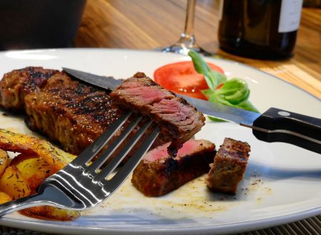 Rosa gebratenes Kalbsrückensteak an weißem Spargel mit Sauce Hollandaise und Reiberdatschi