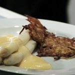 Rosa gebratenes Kalbsrückensteak an weißem Spargel mit Sauce Hollandaise und Reiberdatschi