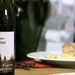 Rosa gebratenes Kalbsrückensteak an weißem Spargel mit Sauce Hollandaise und Reiberdatschi
