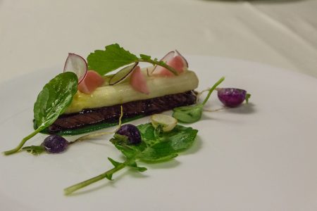 Kalbsbauch mit Spargel und Radieschen