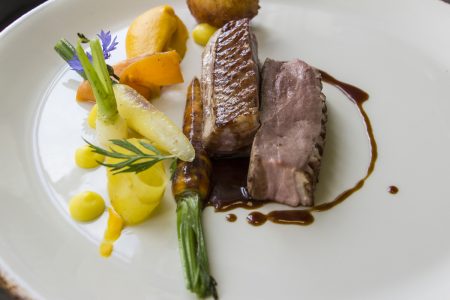 Rosa gebratene Brust von der Schneebergland-Ente