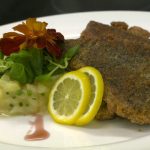 Gebackenes Karpfenfilet in Mohnpanade mit Erdäpfel-Vogerlsalat