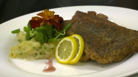 Gebackenes Karpfenfilet in Mohnpanade mit Erdäpfel-Vogerlsalat