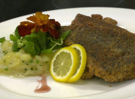 Gebackenes Karpfenfilet in Mohnpanade mit Erdäpfel-Vogerlsalat