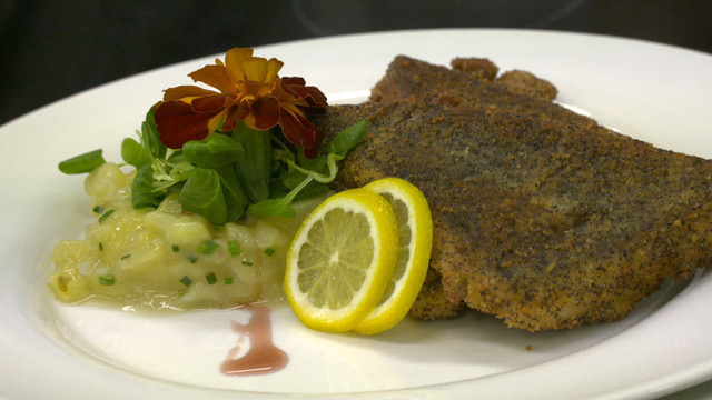 Gebackenes Karpfenfilet in Mohnpanade mit Erdäpfel-Vogerlsalat ...