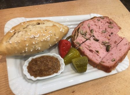 Leberkas-Pepi am Hauptbahnhof in Wien