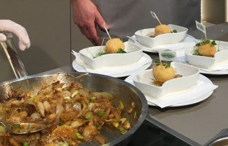 Grießknödel mit Zwiebelragout und Butter-Brösel