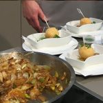 Grießknödel mit Zwiebelragout und Butter-Brösel