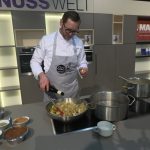 Grießknödel mit Zwiebelragout und Butter-Brösel