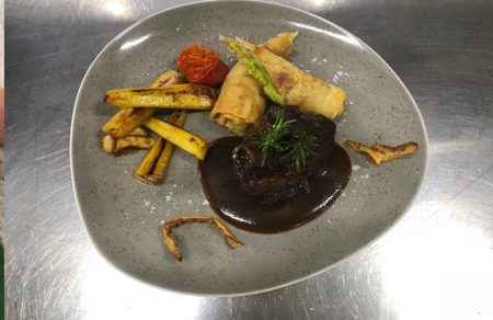 Geschmorte Lammstelze mit Kartoffelbärlauch-Frühlingsrolle, Petersilienwurzel-Gemüse