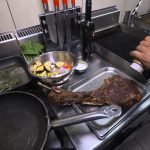 Tomahawk-Steak mit Bärlauch-Grillgemüse und Pfeffersauce