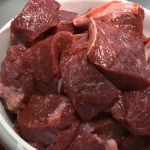 Zubereitung Fiakergulasch: Fleisch in Würfel schneiden