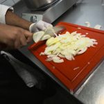 Zubereitung Fiakergulasch: Zwiebel schneiden