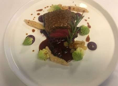 Hirschrücken rosa gebraten, mit Rotkraut, Schupfnudeln und Preiselbeerjus