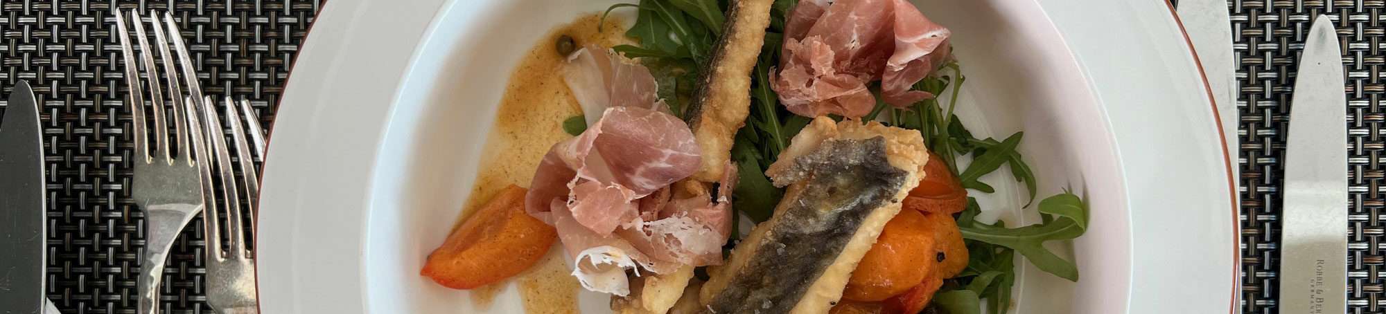 Crispy Saibling auf Marillen- Pfeffer Saute mit Vulcano